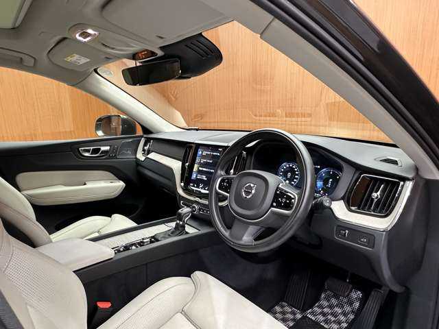 ボルボ ＸＣ６０ D4 AWD インスクリプション 千葉県 2019(令1)年 3万km ガンＭ パノラマＳＲ　/白革　/ｈａｒｍａｎｋａｒｄｏｎサウンド　/ＡＣＣ　/ナビ　/ＴＶ　/Ｂｌｕｅｔｏｏｔｈ接続　/３６０°ＨＵＤ　/シートＨ　/ベンチレーション　/電動リアゲート　/パーキングアシスト　/衝突軽減Ｂ　/ＢＳＭ