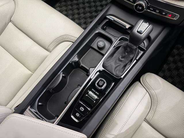 ボルボ ＸＣ６０ D4 AWD インスクリプション 千葉県 2019(令1)年 3万km ガンＭ パノラマＳＲ　/白革　/ｈａｒｍａｎｋａｒｄｏｎサウンド　/ＡＣＣ　/ナビ　/ＴＶ　/Ｂｌｕｅｔｏｏｔｈ接続　/３６０°ＨＵＤ　/シートＨ　/ベンチレーション　/電動リアゲート　/パーキングアシスト　/衝突軽減Ｂ　/ＢＳＭ