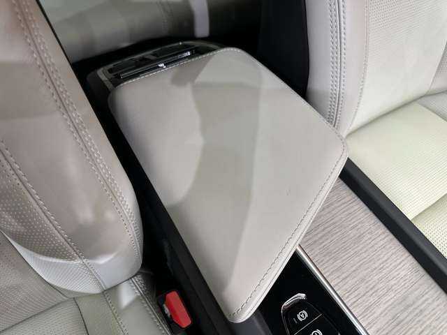 ボルボ ＸＣ６０ D4 AWD インスクリプション 千葉県 2019(令1)年 3万km ガンＭ パノラマＳＲ　/白革　/ｈａｒｍａｎｋａｒｄｏｎサウンド　/ＡＣＣ　/ナビ　/ＴＶ　/Ｂｌｕｅｔｏｏｔｈ接続　/３６０°ＨＵＤ　/シートＨ　/ベンチレーション　/電動リアゲート　/パーキングアシスト　/衝突軽減Ｂ　/ＢＳＭ