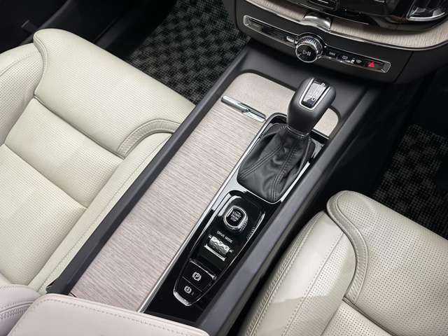 ボルボ ＸＣ６０ D4 AWD インスクリプション 千葉県 2019(令1)年 3万km ガンＭ パノラマＳＲ　/白革　/ｈａｒｍａｎｋａｒｄｏｎサウンド　/ＡＣＣ　/ナビ　/ＴＶ　/Ｂｌｕｅｔｏｏｔｈ接続　/３６０°ＨＵＤ　/シートＨ　/ベンチレーション　/電動リアゲート　/パーキングアシスト　/衝突軽減Ｂ　/ＢＳＭ