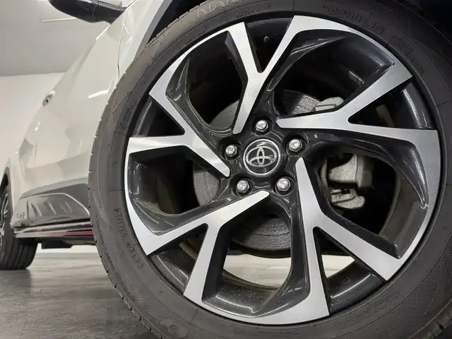 トヨタ Ｃ－ＨＲ G 三重県 2018(平30)年 5.4万km ホワイトパールクリスタルシャイン ハイブリッド/FF/フロアCVT/ストラーダ 9インチ フローティングナビ CN-F1DVD/（FM/AM/SD/iPod/TV/USB/Bluetooth/MEMORY MUSIC/CD/DVD/HDMI/VTR）/バックカメラ/【DOP】スポーティスタイルパッケージ（フロントスポイラー、サイドマッドガード、リヤバンパーガーニッシュ：各ブラック＆レッドモール）/ビルトイン ETC/Toyota Safety Sense/●プリクラッシュセーフティ［PCS］/●レーントレーシングアシスト［LTA］/●レーダークルーズコントロール（全車速追従機能付）/●オートハイビーム［AHB］/・ブラインドスポットモニター［BSM］/・【OP】リヤクロストラフィックアラート［RCTA］/・クリアランスソナー＆バックソナー/・先行車発進告知機能/装備/・【OP】寒冷地仕様（リヤフォグ、ワイパーデアイサー、PTCヒーター、ヒーターリヤダクトなど）/・ハーフレザーシート（本革＋上級ファブリック）/・シートヒーター（D/N）/・オートライト/・LED ヘッドランプ＆フロントフォグランプ/・左右独立オートエアコン/・純正18inAW/・ステアリングスイッチ/・スマートキーx2