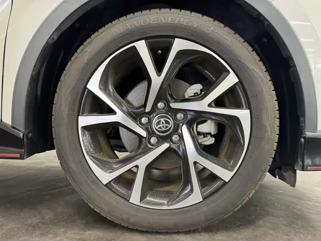 トヨタ Ｃ－ＨＲ G 三重県 2018(平30)年 5.4万km ホワイトパールクリスタルシャイン ハイブリッド/FF/フロアCVT/ストラーダ 9インチ フローティングナビ CN-F1DVD/（FM/AM/SD/iPod/TV/USB/Bluetooth/MEMORY MUSIC/CD/DVD/HDMI/VTR）/バックカメラ/【DOP】スポーティスタイルパッケージ（フロントスポイラー、サイドマッドガード、リヤバンパーガーニッシュ：各ブラック＆レッドモール）/ビルトイン ETC/Toyota Safety Sense/●プリクラッシュセーフティ［PCS］/●レーントレーシングアシスト［LTA］/●レーダークルーズコントロール（全車速追従機能付）/●オートハイビーム［AHB］/・ブラインドスポットモニター［BSM］/・【OP】リヤクロストラフィックアラート［RCTA］/・クリアランスソナー＆バックソナー/・先行車発進告知機能/装備/・【OP】寒冷地仕様（リヤフォグ、ワイパーデアイサー、PTCヒーター、ヒーターリヤダクトなど）/・ハーフレザーシート（本革＋上級ファブリック）/・シートヒーター（D/N）/・オートライト/・LED ヘッドランプ＆フロントフォグランプ/・左右独立オートエアコン/・純正18inAW/・ステアリングスイッチ/・スマートキーx2
