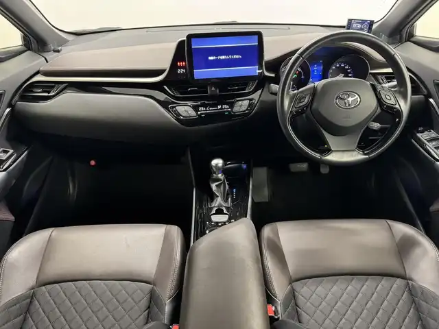 トヨタ Ｃ－ＨＲ G 三重県 2018(平30)年 5.4万km ホワイトパールクリスタルシャイン ハイブリッド/FF/フロアCVT/ストラーダ 9インチ フローティングナビ CN-F1DVD/（FM/AM/SD/iPod/TV/USB/Bluetooth/MEMORY MUSIC/CD/DVD/HDMI/VTR）/バックカメラ/【DOP】スポーティスタイルパッケージ（フロントスポイラー、サイドマッドガード、リヤバンパーガーニッシュ：各ブラック＆レッドモール）/ビルトイン ETC/Toyota Safety Sense/●プリクラッシュセーフティ［PCS］/●レーントレーシングアシスト［LTA］/●レーダークルーズコントロール（全車速追従機能付）/●オートハイビーム［AHB］/・ブラインドスポットモニター［BSM］/・【OP】リヤクロストラフィックアラート［RCTA］/・クリアランスソナー＆バックソナー/・先行車発進告知機能/装備/・【OP】寒冷地仕様（リヤフォグ、ワイパーデアイサー、PTCヒーター、ヒーターリヤダクトなど）/・ハーフレザーシート（本革＋上級ファブリック）/・シートヒーター（D/N）/・オートライト/・LED ヘッドランプ＆フロントフォグランプ/・左右独立オートエアコン/・純正18inAW/・ステアリングスイッチ/・スマートキーx2
