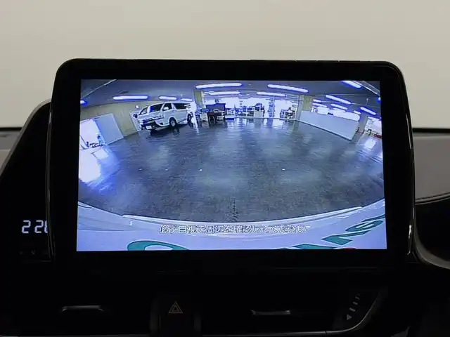 トヨタ Ｃ－ＨＲ G 三重県 2018(平30)年 5.4万km ホワイトパールクリスタルシャイン ハイブリッド/FF/フロアCVT/ストラーダ 9インチ フローティングナビ CN-F1DVD/（FM/AM/SD/iPod/TV/USB/Bluetooth/MEMORY MUSIC/CD/DVD/HDMI/VTR）/バックカメラ/【DOP】スポーティスタイルパッケージ（フロントスポイラー、サイドマッドガード、リヤバンパーガーニッシュ：各ブラック＆レッドモール）/ビルトイン ETC/Toyota Safety Sense/●プリクラッシュセーフティ［PCS］/●レーントレーシングアシスト［LTA］/●レーダークルーズコントロール（全車速追従機能付）/●オートハイビーム［AHB］/・ブラインドスポットモニター［BSM］/・【OP】リヤクロストラフィックアラート［RCTA］/・クリアランスソナー＆バックソナー/・先行車発進告知機能/装備/・【OP】寒冷地仕様（リヤフォグ、ワイパーデアイサー、PTCヒーター、ヒーターリヤダクトなど）/・ハーフレザーシート（本革＋上級ファブリック）/・シートヒーター（D/N）/・オートライト/・LED ヘッドランプ＆フロントフォグランプ/・左右独立オートエアコン/・純正18inAW/・ステアリングスイッチ/・スマートキーx2