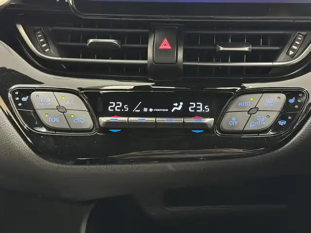 トヨタ Ｃ－ＨＲ G 三重県 2018(平30)年 5.4万km ホワイトパールクリスタルシャイン ハイブリッド/FF/フロアCVT/ストラーダ 9インチ フローティングナビ CN-F1DVD/（FM/AM/SD/iPod/TV/USB/Bluetooth/MEMORY MUSIC/CD/DVD/HDMI/VTR）/バックカメラ/【DOP】スポーティスタイルパッケージ（フロントスポイラー、サイドマッドガード、リヤバンパーガーニッシュ：各ブラック＆レッドモール）/ビルトイン ETC/Toyota Safety Sense/●プリクラッシュセーフティ［PCS］/●レーントレーシングアシスト［LTA］/●レーダークルーズコントロール（全車速追従機能付）/●オートハイビーム［AHB］/・ブラインドスポットモニター［BSM］/・【OP】リヤクロストラフィックアラート［RCTA］/・クリアランスソナー＆バックソナー/・先行車発進告知機能/装備/・【OP】寒冷地仕様（リヤフォグ、ワイパーデアイサー、PTCヒーター、ヒーターリヤダクトなど）/・ハーフレザーシート（本革＋上級ファブリック）/・シートヒーター（D/N）/・オートライト/・LED ヘッドランプ＆フロントフォグランプ/・左右独立オートエアコン/・純正18inAW/・ステアリングスイッチ/・スマートキーx2