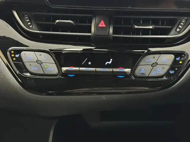 トヨタ Ｃ－ＨＲ G 三重県 2018(平30)年 5.4万km ホワイトパールクリスタルシャイン ハイブリッド/FF/フロアCVT/ストラーダ 9インチ フローティングナビ CN-F1DVD/（FM/AM/SD/iPod/TV/USB/Bluetooth/MEMORY MUSIC/CD/DVD/HDMI/VTR）/バックカメラ/【DOP】スポーティスタイルパッケージ（フロントスポイラー、サイドマッドガード、リヤバンパーガーニッシュ：各ブラック＆レッドモール）/ビルトイン ETC/Toyota Safety Sense/●プリクラッシュセーフティ［PCS］/●レーントレーシングアシスト［LTA］/●レーダークルーズコントロール（全車速追従機能付）/●オートハイビーム［AHB］/・ブラインドスポットモニター［BSM］/・【OP】リヤクロストラフィックアラート［RCTA］/・クリアランスソナー＆バックソナー/・先行車発進告知機能/装備/・【OP】寒冷地仕様（リヤフォグ、ワイパーデアイサー、PTCヒーター、ヒーターリヤダクトなど）/・ハーフレザーシート（本革＋上級ファブリック）/・シートヒーター（D/N）/・オートライト/・LED ヘッドランプ＆フロントフォグランプ/・左右独立オートエアコン/・純正18inAW/・ステアリングスイッチ/・スマートキーx2