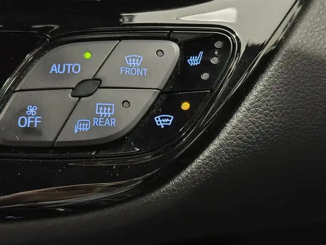 トヨタ Ｃ－ＨＲ G 三重県 2018(平30)年 5.4万km ホワイトパールクリスタルシャイン ハイブリッド/FF/フロアCVT/ストラーダ 9インチ フローティングナビ CN-F1DVD/（FM/AM/SD/iPod/TV/USB/Bluetooth/MEMORY MUSIC/CD/DVD/HDMI/VTR）/バックカメラ/【DOP】スポーティスタイルパッケージ（フロントスポイラー、サイドマッドガード、リヤバンパーガーニッシュ：各ブラック＆レッドモール）/ビルトイン ETC/Toyota Safety Sense/●プリクラッシュセーフティ［PCS］/●レーントレーシングアシスト［LTA］/●レーダークルーズコントロール（全車速追従機能付）/●オートハイビーム［AHB］/・ブラインドスポットモニター［BSM］/・【OP】リヤクロストラフィックアラート［RCTA］/・クリアランスソナー＆バックソナー/・先行車発進告知機能/装備/・【OP】寒冷地仕様（リヤフォグ、ワイパーデアイサー、PTCヒーター、ヒーターリヤダクトなど）/・ハーフレザーシート（本革＋上級ファブリック）/・シートヒーター（D/N）/・オートライト/・LED ヘッドランプ＆フロントフォグランプ/・左右独立オートエアコン/・純正18inAW/・ステアリングスイッチ/・スマートキーx2