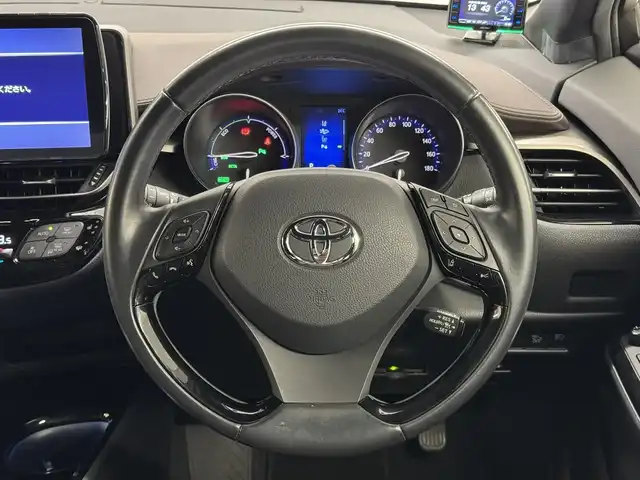 トヨタ Ｃ－ＨＲ G 三重県 2018(平30)年 5.4万km ホワイトパールクリスタルシャイン ハイブリッド/FF/フロアCVT/ストラーダ 9インチ フローティングナビ CN-F1DVD/（FM/AM/SD/iPod/TV/USB/Bluetooth/MEMORY MUSIC/CD/DVD/HDMI/VTR）/バックカメラ/【DOP】スポーティスタイルパッケージ（フロントスポイラー、サイドマッドガード、リヤバンパーガーニッシュ：各ブラック＆レッドモール）/ビルトイン ETC/Toyota Safety Sense/●プリクラッシュセーフティ［PCS］/●レーントレーシングアシスト［LTA］/●レーダークルーズコントロール（全車速追従機能付）/●オートハイビーム［AHB］/・ブラインドスポットモニター［BSM］/・【OP】リヤクロストラフィックアラート［RCTA］/・クリアランスソナー＆バックソナー/・先行車発進告知機能/装備/・【OP】寒冷地仕様（リヤフォグ、ワイパーデアイサー、PTCヒーター、ヒーターリヤダクトなど）/・ハーフレザーシート（本革＋上級ファブリック）/・シートヒーター（D/N）/・オートライト/・LED ヘッドランプ＆フロントフォグランプ/・左右独立オートエアコン/・純正18inAW/・ステアリングスイッチ/・スマートキーx2