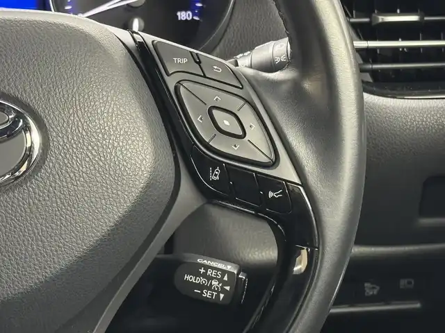 トヨタ Ｃ－ＨＲ G 三重県 2018(平30)年 5.4万km ホワイトパールクリスタルシャイン ハイブリッド/FF/フロアCVT/ストラーダ 9インチ フローティングナビ CN-F1DVD/（FM/AM/SD/iPod/TV/USB/Bluetooth/MEMORY MUSIC/CD/DVD/HDMI/VTR）/バックカメラ/【DOP】スポーティスタイルパッケージ（フロントスポイラー、サイドマッドガード、リヤバンパーガーニッシュ：各ブラック＆レッドモール）/ビルトイン ETC/Toyota Safety Sense/●プリクラッシュセーフティ［PCS］/●レーントレーシングアシスト［LTA］/●レーダークルーズコントロール（全車速追従機能付）/●オートハイビーム［AHB］/・ブラインドスポットモニター［BSM］/・【OP】リヤクロストラフィックアラート［RCTA］/・クリアランスソナー＆バックソナー/・先行車発進告知機能/装備/・【OP】寒冷地仕様（リヤフォグ、ワイパーデアイサー、PTCヒーター、ヒーターリヤダクトなど）/・ハーフレザーシート（本革＋上級ファブリック）/・シートヒーター（D/N）/・オートライト/・LED ヘッドランプ＆フロントフォグランプ/・左右独立オートエアコン/・純正18inAW/・ステアリングスイッチ/・スマートキーx2