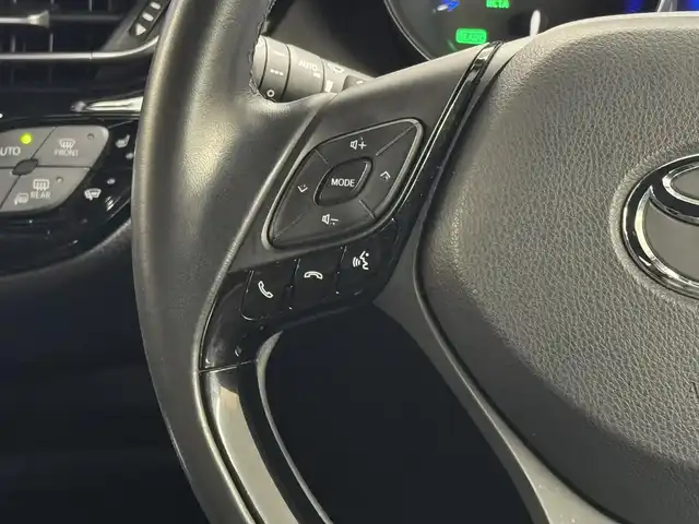トヨタ Ｃ－ＨＲ G 三重県 2018(平30)年 5.4万km ホワイトパールクリスタルシャイン ハイブリッド/FF/フロアCVT/ストラーダ 9インチ フローティングナビ CN-F1DVD/（FM/AM/SD/iPod/TV/USB/Bluetooth/MEMORY MUSIC/CD/DVD/HDMI/VTR）/バックカメラ/【DOP】スポーティスタイルパッケージ（フロントスポイラー、サイドマッドガード、リヤバンパーガーニッシュ：各ブラック＆レッドモール）/ビルトイン ETC/Toyota Safety Sense/●プリクラッシュセーフティ［PCS］/●レーントレーシングアシスト［LTA］/●レーダークルーズコントロール（全車速追従機能付）/●オートハイビーム［AHB］/・ブラインドスポットモニター［BSM］/・【OP】リヤクロストラフィックアラート［RCTA］/・クリアランスソナー＆バックソナー/・先行車発進告知機能/装備/・【OP】寒冷地仕様（リヤフォグ、ワイパーデアイサー、PTCヒーター、ヒーターリヤダクトなど）/・ハーフレザーシート（本革＋上級ファブリック）/・シートヒーター（D/N）/・オートライト/・LED ヘッドランプ＆フロントフォグランプ/・左右独立オートエアコン/・純正18inAW/・ステアリングスイッチ/・スマートキーx2