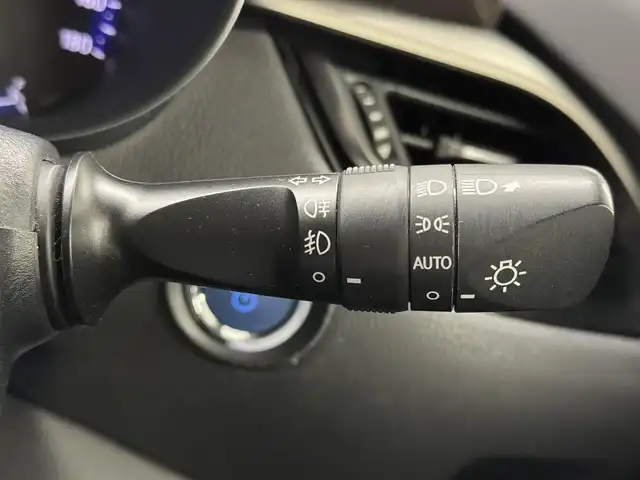 トヨタ Ｃ－ＨＲ G 三重県 2018(平30)年 5.4万km ホワイトパールクリスタルシャイン ハイブリッド/FF/フロアCVT/ストラーダ 9インチ フローティングナビ CN-F1DVD/（FM/AM/SD/iPod/TV/USB/Bluetooth/MEMORY MUSIC/CD/DVD/HDMI/VTR）/バックカメラ/【DOP】スポーティスタイルパッケージ（フロントスポイラー、サイドマッドガード、リヤバンパーガーニッシュ：各ブラック＆レッドモール）/ビルトイン ETC/Toyota Safety Sense/●プリクラッシュセーフティ［PCS］/●レーントレーシングアシスト［LTA］/●レーダークルーズコントロール（全車速追従機能付）/●オートハイビーム［AHB］/・ブラインドスポットモニター［BSM］/・【OP】リヤクロストラフィックアラート［RCTA］/・クリアランスソナー＆バックソナー/・先行車発進告知機能/装備/・【OP】寒冷地仕様（リヤフォグ、ワイパーデアイサー、PTCヒーター、ヒーターリヤダクトなど）/・ハーフレザーシート（本革＋上級ファブリック）/・シートヒーター（D/N）/・オートライト/・LED ヘッドランプ＆フロントフォグランプ/・左右独立オートエアコン/・純正18inAW/・ステアリングスイッチ/・スマートキーx2