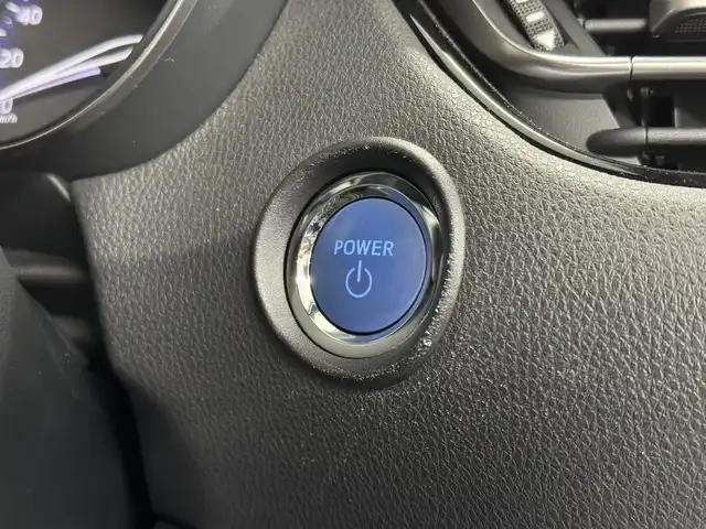 トヨタ Ｃ－ＨＲ G 三重県 2018(平30)年 5.4万km ホワイトパールクリスタルシャイン ハイブリッド/FF/フロアCVT/ストラーダ 9インチ フローティングナビ CN-F1DVD/（FM/AM/SD/iPod/TV/USB/Bluetooth/MEMORY MUSIC/CD/DVD/HDMI/VTR）/バックカメラ/【DOP】スポーティスタイルパッケージ（フロントスポイラー、サイドマッドガード、リヤバンパーガーニッシュ：各ブラック＆レッドモール）/ビルトイン ETC/Toyota Safety Sense/●プリクラッシュセーフティ［PCS］/●レーントレーシングアシスト［LTA］/●レーダークルーズコントロール（全車速追従機能付）/●オートハイビーム［AHB］/・ブラインドスポットモニター［BSM］/・【OP】リヤクロストラフィックアラート［RCTA］/・クリアランスソナー＆バックソナー/・先行車発進告知機能/装備/・【OP】寒冷地仕様（リヤフォグ、ワイパーデアイサー、PTCヒーター、ヒーターリヤダクトなど）/・ハーフレザーシート（本革＋上級ファブリック）/・シートヒーター（D/N）/・オートライト/・LED ヘッドランプ＆フロントフォグランプ/・左右独立オートエアコン/・純正18inAW/・ステアリングスイッチ/・スマートキーx2