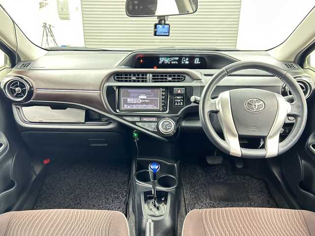 トヨタ アクア G 三重県 2015(平27)年 5.6万km グレーメタリック 純正ナビ　/【ＴＶ／Ｂｌｕｅｔｏｏｔｈ】　/クルーズコントロール　/前後ドライブレコーダー　/プッシュスタート／スマートキー　/電動格納サイドミラー　/ヘッドライトレベライザー　/オートライト機能　/スペアキー有
