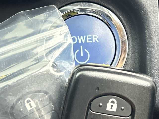 トヨタ アクア G 三重県 2015(平27)年 5.6万km グレーメタリック 純正ナビ　/【ＴＶ／Ｂｌｕｅｔｏｏｔｈ】　/クルーズコントロール　/前後ドライブレコーダー　/プッシュスタート／スマートキー　/電動格納サイドミラー　/ヘッドライトレベライザー　/オートライト機能　/スペアキー有