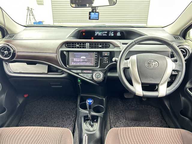 トヨタ アクア G 三重県 2015(平27)年 5.6万km グレーメタリック 純正ナビ　/【ＴＶ／Ｂｌｕｅｔｏｏｔｈ】　/クルーズコントロール　/前後ドライブレコーダー　/プッシュスタート／スマートキー　/電動格納サイドミラー　/ヘッドライトレベライザー　/オートライト機能　/スペアキー有