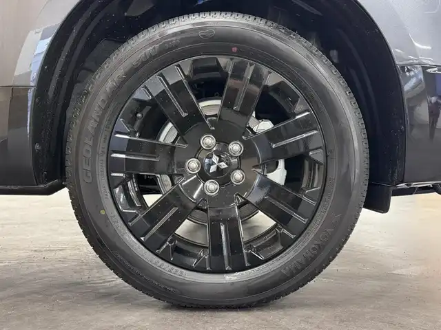 三菱 デリカＤ：５ シャモニー 三重県 2025(令7)年 0.1千km グラファイトグレーメタリック/ブラックマイカ 登録済未使用車/ディーゼル・ターボ/フルタイム4WD/MTモード付インパネ8AT/アルパイン・11インチナビ『ビッグX』EX11NX/（CD/DVD/TV/SD/FM/AM/USB/Bluetooth/外部入力/HDMI/AppleCarPlay/AndroidAuto）/12.8インチ 純正 後席フリップダウンモニター RXH12X-L/マルチアラウンドモニター/両側オートスライドドア/e-Assist/・衝突被害軽減ブレーキシステム/・車線逸脱警報システム/・レーダークルーズコントロールシステム/・オートハイビーム/・誤発進抑制機能（前進時）/・後側方車両検知警報システム（レーンチェンジアシスト機能付）［BSW/LCA］/・後退時交差車両検知警報システム［RCTA］/装備/・キャプテンシート（7人乗り）/・ハーフレザーシート/・シートヒーター（D/N）/・パワーシート（D6way）/・エレクトリックテールゲート（電動バックドア）/・左右独立オートエアコン/・後席クーラー＆ヒーター/・AC100V電源コンセント（100W）/・オートライト/・LED ヘッドランプ＋フロントフォグランプ/・パドルシフト/・オートワイパー/・純正18inAW/・プッシュスタート/・保/取/など