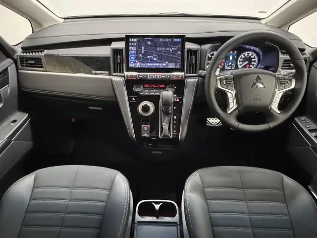 三菱 デリカＤ：５ シャモニー 三重県 2025(令7)年 0.1千km グラファイトグレーメタリック/ブラックマイカ 登録済未使用車/ディーゼル・ターボ/フルタイム4WD/MTモード付インパネ8AT/アルパイン・11インチナビ『ビッグX』EX11NX/（CD/DVD/TV/SD/FM/AM/USB/Bluetooth/外部入力/HDMI/AppleCarPlay/AndroidAuto）/12.8インチ 純正 後席フリップダウンモニター RXH12X-L/マルチアラウンドモニター/両側オートスライドドア/e-Assist/・衝突被害軽減ブレーキシステム/・車線逸脱警報システム/・レーダークルーズコントロールシステム/・オートハイビーム/・誤発進抑制機能（前進時）/・後側方車両検知警報システム（レーンチェンジアシスト機能付）［BSW/LCA］/・後退時交差車両検知警報システム［RCTA］/装備/・キャプテンシート（7人乗り）/・ハーフレザーシート/・シートヒーター（D/N）/・パワーシート（D6way）/・エレクトリックテールゲート（電動バックドア）/・左右独立オートエアコン/・後席クーラー＆ヒーター/・AC100V電源コンセント（100W）/・オートライト/・LED ヘッドランプ＋フロントフォグランプ/・パドルシフト/・オートワイパー/・純正18inAW/・プッシュスタート/・保/取/など