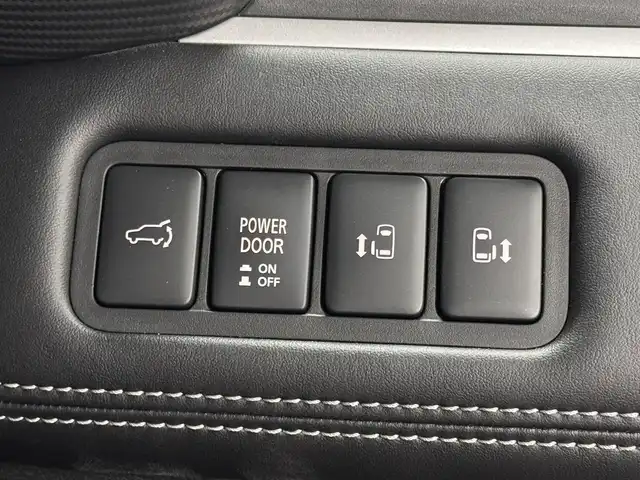 三菱 デリカＤ：５ シャモニー 三重県 2025(令7)年 0.1千km グラファイトグレーメタリック/ブラックマイカ 登録済未使用車/ディーゼル・ターボ/フルタイム4WD/MTモード付インパネ8AT/アルパイン・11インチナビ『ビッグX』EX11NX/（CD/DVD/TV/SD/FM/AM/USB/Bluetooth/外部入力/HDMI/AppleCarPlay/AndroidAuto）/12.8インチ 純正 後席フリップダウンモニター RXH12X-L/マルチアラウンドモニター/両側オートスライドドア/e-Assist/・衝突被害軽減ブレーキシステム/・車線逸脱警報システム/・レーダークルーズコントロールシステム/・オートハイビーム/・誤発進抑制機能（前進時）/・後側方車両検知警報システム（レーンチェンジアシスト機能付）［BSW/LCA］/・後退時交差車両検知警報システム［RCTA］/装備/・キャプテンシート（7人乗り）/・ハーフレザーシート/・シートヒーター（D/N）/・パワーシート（D6way）/・エレクトリックテールゲート（電動バックドア）/・左右独立オートエアコン/・後席クーラー＆ヒーター/・AC100V電源コンセント（100W）/・オートライト/・LED ヘッドランプ＋フロントフォグランプ/・パドルシフト/・オートワイパー/・純正18inAW/・プッシュスタート/・保/取/など