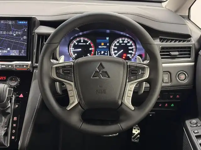 三菱 デリカＤ：５ シャモニー 三重県 2025(令7)年 0.1千km グラファイトグレーメタリック/ブラックマイカ 登録済未使用車/ディーゼル・ターボ/フルタイム4WD/MTモード付インパネ8AT/アルパイン・11インチナビ『ビッグX』EX11NX/（CD/DVD/TV/SD/FM/AM/USB/Bluetooth/外部入力/HDMI/AppleCarPlay/AndroidAuto）/12.8インチ 純正 後席フリップダウンモニター RXH12X-L/マルチアラウンドモニター/両側オートスライドドア/e-Assist/・衝突被害軽減ブレーキシステム/・車線逸脱警報システム/・レーダークルーズコントロールシステム/・オートハイビーム/・誤発進抑制機能（前進時）/・後側方車両検知警報システム（レーンチェンジアシスト機能付）［BSW/LCA］/・後退時交差車両検知警報システム［RCTA］/装備/・キャプテンシート（7人乗り）/・ハーフレザーシート/・シートヒーター（D/N）/・パワーシート（D6way）/・エレクトリックテールゲート（電動バックドア）/・左右独立オートエアコン/・後席クーラー＆ヒーター/・AC100V電源コンセント（100W）/・オートライト/・LED ヘッドランプ＋フロントフォグランプ/・パドルシフト/・オートワイパー/・純正18inAW/・プッシュスタート/・保/取/など