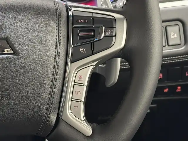 三菱 デリカＤ：５ シャモニー 三重県 2025(令7)年 0.1千km グラファイトグレーメタリック/ブラックマイカ 登録済未使用車/ディーゼル・ターボ/フルタイム4WD/MTモード付インパネ8AT/アルパイン・11インチナビ『ビッグX』EX11NX/（CD/DVD/TV/SD/FM/AM/USB/Bluetooth/外部入力/HDMI/AppleCarPlay/AndroidAuto）/12.8インチ 純正 後席フリップダウンモニター RXH12X-L/マルチアラウンドモニター/両側オートスライドドア/e-Assist/・衝突被害軽減ブレーキシステム/・車線逸脱警報システム/・レーダークルーズコントロールシステム/・オートハイビーム/・誤発進抑制機能（前進時）/・後側方車両検知警報システム（レーンチェンジアシスト機能付）［BSW/LCA］/・後退時交差車両検知警報システム［RCTA］/装備/・キャプテンシート（7人乗り）/・ハーフレザーシート/・シートヒーター（D/N）/・パワーシート（D6way）/・エレクトリックテールゲート（電動バックドア）/・左右独立オートエアコン/・後席クーラー＆ヒーター/・AC100V電源コンセント（100W）/・オートライト/・LED ヘッドランプ＋フロントフォグランプ/・パドルシフト/・オートワイパー/・純正18inAW/・プッシュスタート/・保/取/など