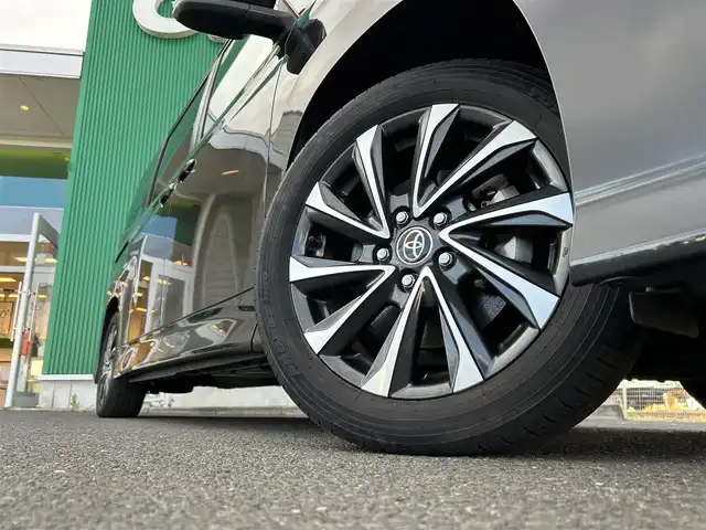トヨタ ヴォクシー ハイブリッド S－Z 宮城県 2022(令4)年 5.6万km グリッターブラックガラスフレーク ディスプレイオーディオプラス/・車載メモリーナビ/・DVD/CD/・AM/FM/・地デジTV/・12スピーカー/・USB入力/・HDMI入力/・AppleCarPlay/AndroidAuto/・先読みエコドライブ/・ETC2.0ユニット/快適利便High/・ハンズフリーパワースライドドア/・パワーバックドア/・ナノイーX/・ステアリングヒーター/・シートヒーター【1列目2列目】/・オットマン/・角度調整付アームレスト/プロジェクター式LEDヘッドランプ/・アダプティブハイビームシステム/＝＝＝/セーフティセンス/・プリクラッシュセーフティ/・レーントレーシングアシスト/・レーンディパーチャーアラート/・レーダークルーズコントロール/・オートマチックハイビーム/・ロードサインアシスト/・ドライバー異常時対応システム/・プロアクティブドライビングアシスト/・発進遅れ告知機能/パーキングサポートブレーキ/純正フリップダウンモニター/AC100V/1500Wコンセント/両側パワースライドドア/スマートキー＆プッシュスタート/スペアキー/純正17インチアルミホイール