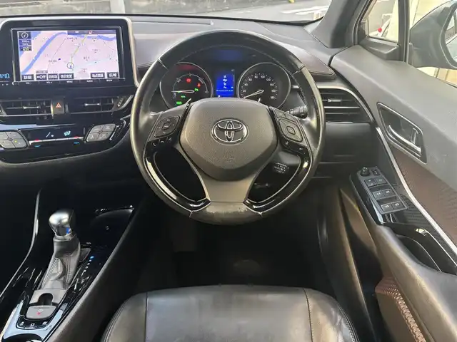 トヨタ Ｃ－ＨＲ G 愛知県 2017(平29)年 12.6万km ブラックマイカ 純正9型ナビ(NSZT-Y66T)/AM/FM/CD/DVD/SD/BT/USB/HDMI/フルセグTV/バックカメラ/黒レザーシート/前席シートヒーター/クルーズコントロール/プリクラッシュセーフティ/クリアランスソナー/レーンアシスト/オートハイビーム/BSM/ETC2.0/電動パーキングブレーキ/オートホールド機能/ウインカーミラー/ドアバイザー/フロアマット