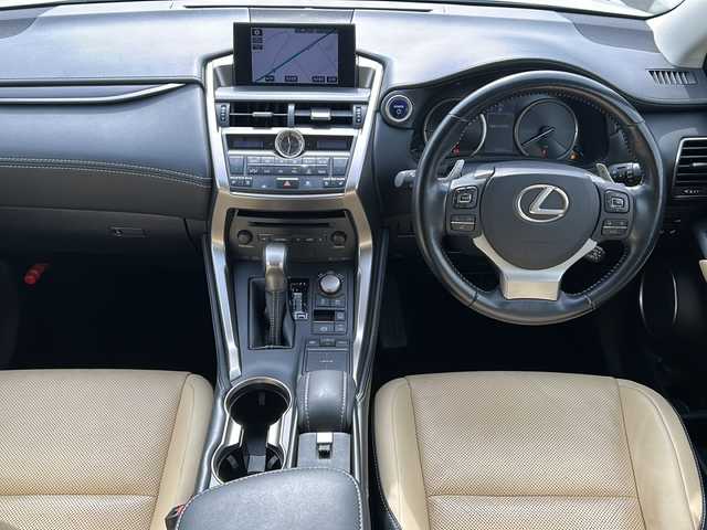 レクサス ＮＸ 300h バージョンL 佐賀県 2016(平28)年 7.5万km ソニッククォーツ ムーンルーフ/純正ナビ/バックモニター/プリクラッシュセーフティ/レーンキープアシスト/オートハイビーム/アダプティブクルーズコントロール/クリアランスソナー/電動パーキングブレーキ/オートブレーキホールド/ホワイトレザーシート/パワーシート/シートヒーター/エアシート/ステアリングヒーター/ステアリングリモコン/パワーバックドア/電動格納後席シート/ETC2.0/プッシュスタート/スマートキー/3眼LEDヘッドライト/純正アルミホイール