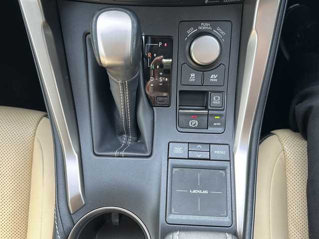 レクサス ＮＸ 300h バージョンL 佐賀県 2016(平28)年 7.5万km ソニッククォーツ ムーンルーフ/純正ナビ/バックモニター/プリクラッシュセーフティ/レーンキープアシスト/オートハイビーム/アダプティブクルーズコントロール/クリアランスソナー/電動パーキングブレーキ/オートブレーキホールド/ホワイトレザーシート/パワーシート/シートヒーター/エアシート/ステアリングヒーター/ステアリングリモコン/パワーバックドア/電動格納後席シート/ETC2.0/プッシュスタート/スマートキー/3眼LEDヘッドライト/純正アルミホイール