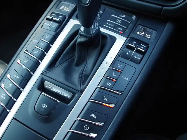 ポルシェ マカン 埼玉県 2019(令1)年 4.2万km 白 ブラックハーフレザーシート/アダプティブクルーズコントロール/CarPlay/パワーステアリングプラス/ティンテッドLEDテールライト/パークセンサー/ブラインドスポットモニター/全周囲カメラ/純正ナビ/ETC/シートヒーター/電動リアゲート/Bluetooth/サイドブレードエクステリカラー(同色)