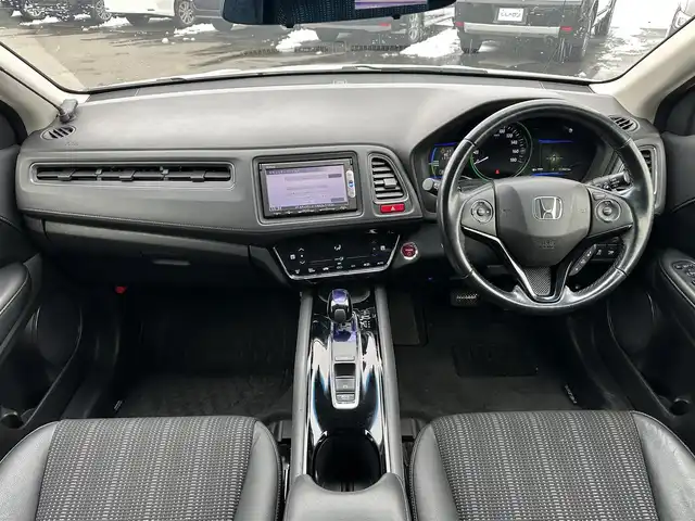 ホンダ ヴェゼル ハイブリッド X Lパッケージ 道北・旭川 2015(平27)年 11.4万km ホワイトオーキッドパール (株)IDOMが運営する【じしゃロン旭川店】の自社ローン対象車両になります。こちらは現金ご利用時の価格です。/自社ローンご希望の方は別途その旨お申付け下さい/ /・純正ナビ（SD）/・バックカメラ/・ETC/・クルーズコントロール/・パドルシフト/・両席シートヒーター/・ワイパーデアイサー/・プッシュスタート/・スマートキー1個/・オートライト/・フォグランプ・電動格納ミラー/・現車装着サマータイヤ 純正AW215/55R17