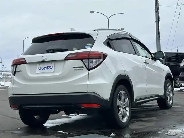 ホンダ ヴェゼル ハイブリッド X Lパッケージ 道北・旭川 2015(平27)年 11.4万km ホワイトオーキッドパール (株)IDOMが運営する【じしゃロン旭川店】の自社ローン対象車両になります。こちらは現金ご利用時の価格です。/自社ローンご希望の方は別途その旨お申付け下さい/ /・純正ナビ（SD）/・バックカメラ/・ETC/・クルーズコントロール/・パドルシフト/・両席シートヒーター/・ワイパーデアイサー/・プッシュスタート/・スマートキー1個/・オートライト/・フォグランプ・電動格納ミラー/・現車装着サマータイヤ 純正AW215/55R17