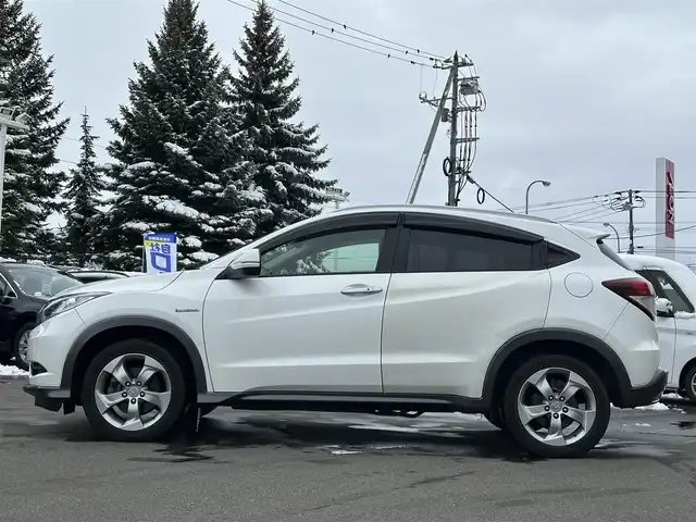 ホンダ ヴェゼル ハイブリッド X Lパッケージ 道北・旭川 2015(平27)年 11.4万km ホワイトオーキッドパール (株)IDOMが運営する【じしゃロン旭川店】の自社ローン対象車両になります。こちらは現金ご利用時の価格です。/自社ローンご希望の方は別途その旨お申付け下さい/ /・純正ナビ（SD）/・バックカメラ/・ETC/・クルーズコントロール/・パドルシフト/・両席シートヒーター/・ワイパーデアイサー/・プッシュスタート/・スマートキー1個/・オートライト/・フォグランプ・電動格納ミラー/・現車装着サマータイヤ 純正AW215/55R17