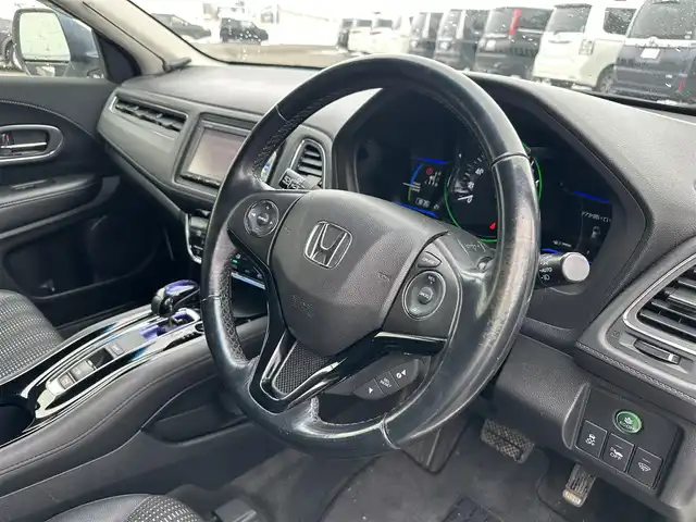 ホンダ ヴェゼル ハイブリッド X Lパッケージ 道北・旭川 2015(平27)年 11.4万km ホワイトオーキッドパール (株)IDOMが運営する【じしゃロン旭川店】の自社ローン対象車両になります。こちらは現金ご利用時の価格です。/自社ローンご希望の方は別途その旨お申付け下さい/ /・純正ナビ（SD）/・バックカメラ/・ETC/・クルーズコントロール/・パドルシフト/・両席シートヒーター/・ワイパーデアイサー/・プッシュスタート/・スマートキー1個/・オートライト/・フォグランプ・電動格納ミラー/・現車装着サマータイヤ 純正AW215/55R17