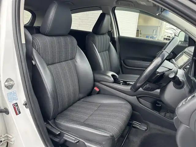 ホンダ ヴェゼル ハイブリッド X Lパッケージ 道北・旭川 2015(平27)年 11.4万km ホワイトオーキッドパール (株)IDOMが運営する【じしゃロン旭川店】の自社ローン対象車両になります。こちらは現金ご利用時の価格です。/自社ローンご希望の方は別途その旨お申付け下さい/ /・純正ナビ（SD）/・バックカメラ/・ETC/・クルーズコントロール/・パドルシフト/・両席シートヒーター/・ワイパーデアイサー/・プッシュスタート/・スマートキー1個/・オートライト/・フォグランプ・電動格納ミラー/・現車装着サマータイヤ 純正AW215/55R17