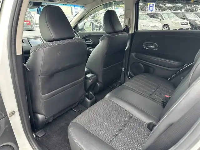 ホンダ ヴェゼル ハイブリッド X Lパッケージ 道北・旭川 2015(平27)年 11.4万km ホワイトオーキッドパール (株)IDOMが運営する【じしゃロン旭川店】の自社ローン対象車両になります。こちらは現金ご利用時の価格です。/自社ローンご希望の方は別途その旨お申付け下さい/ /・純正ナビ（SD）/・バックカメラ/・ETC/・クルーズコントロール/・パドルシフト/・両席シートヒーター/・ワイパーデアイサー/・プッシュスタート/・スマートキー1個/・オートライト/・フォグランプ・電動格納ミラー/・現車装着サマータイヤ 純正AW215/55R17