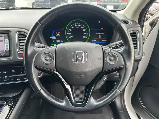 ホンダ ヴェゼル ハイブリッド X Lパッケージ 道北・旭川 2015(平27)年 11.4万km ホワイトオーキッドパール (株)IDOMが運営する【じしゃロン旭川店】の自社ローン対象車両になります。こちらは現金ご利用時の価格です。/自社ローンご希望の方は別途その旨お申付け下さい/ /・純正ナビ（SD）/・バックカメラ/・ETC/・クルーズコントロール/・パドルシフト/・両席シートヒーター/・ワイパーデアイサー/・プッシュスタート/・スマートキー1個/・オートライト/・フォグランプ・電動格納ミラー/・現車装着サマータイヤ 純正AW215/55R17