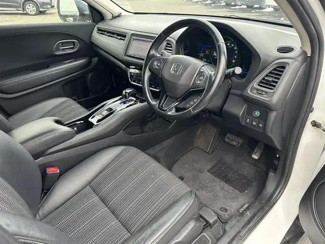 ホンダ ヴェゼル ハイブリッド X Lパッケージ 道北・旭川 2015(平27)年 11.4万km ホワイトオーキッドパール (株)IDOMが運営する【じしゃロン旭川店】の自社ローン対象車両になります。こちらは現金ご利用時の価格です。/自社ローンご希望の方は別途その旨お申付け下さい/ /・純正ナビ（SD）/・バックカメラ/・ETC/・クルーズコントロール/・パドルシフト/・両席シートヒーター/・ワイパーデアイサー/・プッシュスタート/・スマートキー1個/・オートライト/・フォグランプ・電動格納ミラー/・現車装着サマータイヤ 純正AW215/55R17