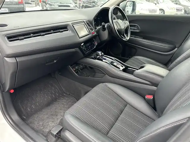 ホンダ ヴェゼル ハイブリッド X Lパッケージ 道北・旭川 2015(平27)年 11.4万km ホワイトオーキッドパール (株)IDOMが運営する【じしゃロン旭川店】の自社ローン対象車両になります。こちらは現金ご利用時の価格です。/自社ローンご希望の方は別途その旨お申付け下さい/ /・純正ナビ（SD）/・バックカメラ/・ETC/・クルーズコントロール/・パドルシフト/・両席シートヒーター/・ワイパーデアイサー/・プッシュスタート/・スマートキー1個/・オートライト/・フォグランプ・電動格納ミラー/・現車装着サマータイヤ 純正AW215/55R17