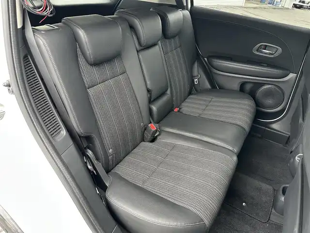 ホンダ ヴェゼル ハイブリッド X Lパッケージ 道北・旭川 2015(平27)年 11.4万km ホワイトオーキッドパール (株)IDOMが運営する【じしゃロン旭川店】の自社ローン対象車両になります。こちらは現金ご利用時の価格です。/自社ローンご希望の方は別途その旨お申付け下さい/ /・純正ナビ（SD）/・バックカメラ/・ETC/・クルーズコントロール/・パドルシフト/・両席シートヒーター/・ワイパーデアイサー/・プッシュスタート/・スマートキー1個/・オートライト/・フォグランプ・電動格納ミラー/・現車装着サマータイヤ 純正AW215/55R17