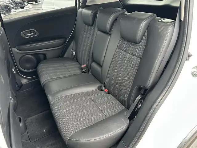 ホンダ ヴェゼル ハイブリッド X Lパッケージ 道北・旭川 2015(平27)年 11.4万km ホワイトオーキッドパール (株)IDOMが運営する【じしゃロン旭川店】の自社ローン対象車両になります。こちらは現金ご利用時の価格です。/自社ローンご希望の方は別途その旨お申付け下さい/ /・純正ナビ（SD）/・バックカメラ/・ETC/・クルーズコントロール/・パドルシフト/・両席シートヒーター/・ワイパーデアイサー/・プッシュスタート/・スマートキー1個/・オートライト/・フォグランプ・電動格納ミラー/・現車装着サマータイヤ 純正AW215/55R17