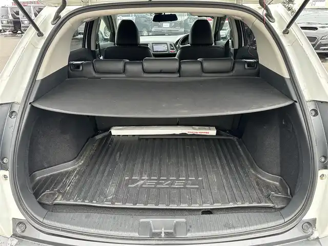 ホンダ ヴェゼル ハイブリッド X Lパッケージ 道北・旭川 2015(平27)年 11.4万km ホワイトオーキッドパール (株)IDOMが運営する【じしゃロン旭川店】の自社ローン対象車両になります。こちらは現金ご利用時の価格です。/自社ローンご希望の方は別途その旨お申付け下さい/ /・純正ナビ（SD）/・バックカメラ/・ETC/・クルーズコントロール/・パドルシフト/・両席シートヒーター/・ワイパーデアイサー/・プッシュスタート/・スマートキー1個/・オートライト/・フォグランプ・電動格納ミラー/・現車装着サマータイヤ 純正AW215/55R17