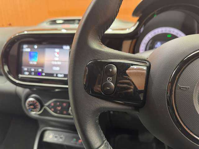 ルノー トゥインゴ サンドレ 千葉県 2020(令2)年 2.5万km グレー 限定車　/クルコン　/ワンオーナー　/半革　/Ｂカメラ　/シートヒーター　/レザー調×ファブリックコンビシート　/専用１６インチアロイホイール　/クロームドアミラーカバー　/プライバシーガラス　/ＬＫＡ　/障害物センサー