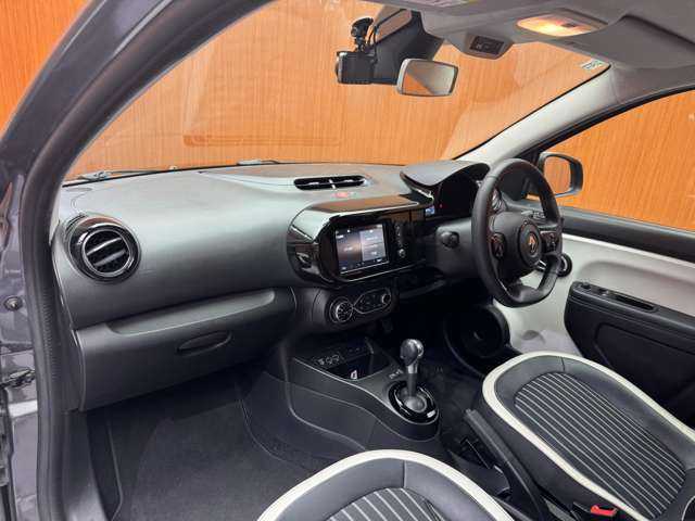 ルノー トゥインゴ サンドレ 千葉県 2020(令2)年 2.5万km グレー 限定車　/クルコン　/ワンオーナー　/半革　/Ｂカメラ　/シートヒーター　/レザー調×ファブリックコンビシート　/専用１６インチアロイホイール　/クロームドアミラーカバー　/プライバシーガラス　/ＬＫＡ　/障害物センサー