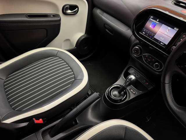 ルノー トゥインゴ サンドレ 千葉県 2020(令2)年 2.5万km グレー 限定車　/クルコン　/ワンオーナー　/半革　/Ｂカメラ　/シートヒーター　/レザー調×ファブリックコンビシート　/専用１６インチアロイホイール　/クロームドアミラーカバー　/プライバシーガラス　/ＬＫＡ　/障害物センサー