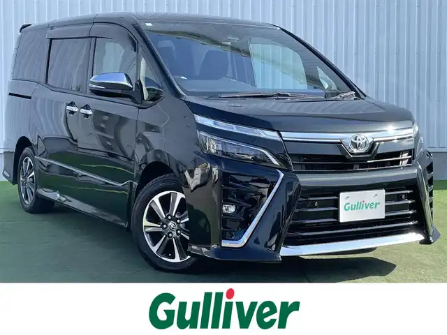 トヨタ ヴォクシー ZS 煌Ⅲ 香川県 2020(令2)年 3.6万km イナズマスパーキングブラックガラスフレーク トヨタセーフティセンス/・プリクラッシュセーフティ/・クルーズコントロール /・レーンキープアシスト/・アダプティブハイビームシステム/・ロードサインアシスト/ワイドナビ（ALPINE製）/・フルセグTV/・AM/FM/・CD/DVD/・Bluetooth接続/ALPINE製フリップダウンモニター/両側電動スライドドア/バックカメラ/前後コーナーセンサー/純正16インチアルミホイール/LEDヘッドライト/LEDフォグランプ/ハーフレザーシート/革巻きステアリング/ステアリングリモコン/ウィンカーミラー/ロールサンシェード/後席パーソナルテーブル/プッシュスタート/スマートキー/ビルトインETC/ISOFIX