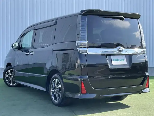 トヨタ ヴォクシー ZS 煌Ⅲ 香川県 2020(令2)年 3.6万km イナズマスパーキングブラックガラスフレーク トヨタセーフティセンス/・プリクラッシュセーフティ/・クルーズコントロール /・レーンキープアシスト/・アダプティブハイビームシステム/・ロードサインアシスト/ワイドナビ（ALPINE製）/・フルセグTV/・AM/FM/・CD/DVD/・Bluetooth接続/ALPINE製フリップダウンモニター/両側電動スライドドア/バックカメラ/前後コーナーセンサー/純正16インチアルミホイール/LEDヘッドライト/LEDフォグランプ/ハーフレザーシート/革巻きステアリング/ステアリングリモコン/ウィンカーミラー/ロールサンシェード/後席パーソナルテーブル/プッシュスタート/スマートキー/ビルトインETC/ISOFIX
