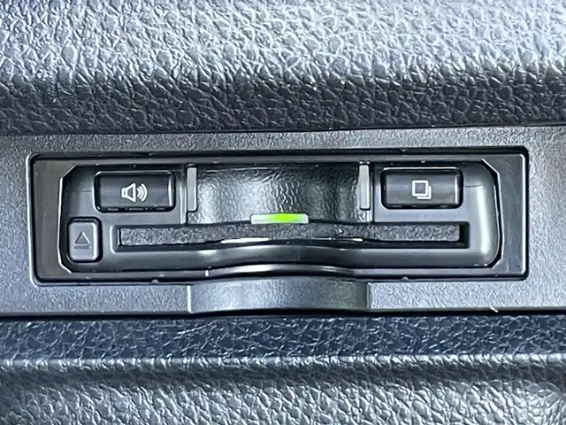 トヨタ ヴォクシー ZS 煌Ⅲ 香川県 2020(令2)年 3.6万km イナズマスパーキングブラックガラスフレーク トヨタセーフティセンス/・プリクラッシュセーフティ/・クルーズコントロール /・レーンキープアシスト/・アダプティブハイビームシステム/・ロードサインアシスト/ワイドナビ（ALPINE製）/・フルセグTV/・AM/FM/・CD/DVD/・Bluetooth接続/ALPINE製フリップダウンモニター/両側電動スライドドア/バックカメラ/前後コーナーセンサー/純正16インチアルミホイール/LEDヘッドライト/LEDフォグランプ/ハーフレザーシート/革巻きステアリング/ステアリングリモコン/ウィンカーミラー/ロールサンシェード/後席パーソナルテーブル/プッシュスタート/スマートキー/ビルトインETC/ISOFIX