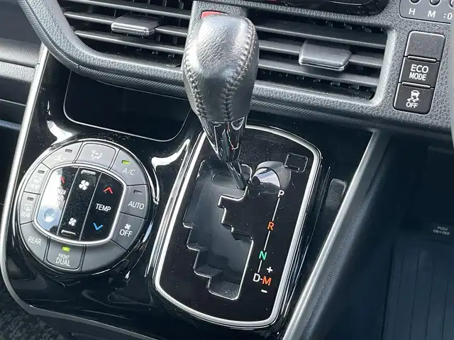 トヨタ ヴォクシー ZS 煌Ⅲ 香川県 2020(令2)年 3.6万km イナズマスパーキングブラックガラスフレーク トヨタセーフティセンス/・プリクラッシュセーフティ/・クルーズコントロール /・レーンキープアシスト/・アダプティブハイビームシステム/・ロードサインアシスト/ワイドナビ（ALPINE製）/・フルセグTV/・AM/FM/・CD/DVD/・Bluetooth接続/ALPINE製フリップダウンモニター/両側電動スライドドア/バックカメラ/前後コーナーセンサー/純正16インチアルミホイール/LEDヘッドライト/LEDフォグランプ/ハーフレザーシート/革巻きステアリング/ステアリングリモコン/ウィンカーミラー/ロールサンシェード/後席パーソナルテーブル/プッシュスタート/スマートキー/ビルトインETC/ISOFIX