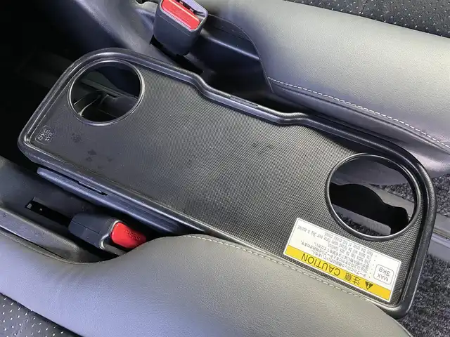 トヨタ ヴォクシー ZS 煌Ⅲ 香川県 2020(令2)年 3.6万km イナズマスパーキングブラックガラスフレーク トヨタセーフティセンス/・プリクラッシュセーフティ/・クルーズコントロール /・レーンキープアシスト/・アダプティブハイビームシステム/・ロードサインアシスト/ワイドナビ（ALPINE製）/・フルセグTV/・AM/FM/・CD/DVD/・Bluetooth接続/ALPINE製フリップダウンモニター/両側電動スライドドア/バックカメラ/前後コーナーセンサー/純正16インチアルミホイール/LEDヘッドライト/LEDフォグランプ/ハーフレザーシート/革巻きステアリング/ステアリングリモコン/ウィンカーミラー/ロールサンシェード/後席パーソナルテーブル/プッシュスタート/スマートキー/ビルトインETC/ISOFIX