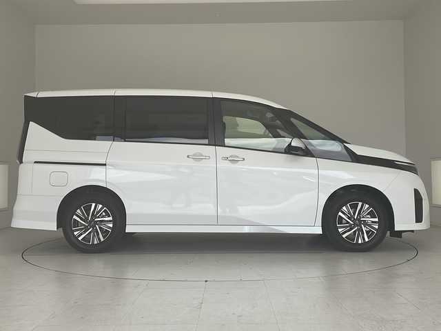 日産 セレナ e－パワー ハイウェイスター V 愛知県 2024(令6)年 0.1万km未満 プリズムホワイト 登録済未使用車/プロパイロット/衝突軽減ブレーキ/純正12.3型ディスプレイオーディオ（ナビあり）/全方位カメラ/両側パワースライド/レーダークルーズコントロール/フルセグTV/Bluetooth/コーナーセンサー/純正アルミホイール/ETC2.0/ブラインドスポットモニター/LEDヘッドライト/インテリジェントミラー/リアオートエアコン/レーンキープアシスト/オートマチックハイビーム/置くだけ充電器/ドライブレコーダー/ステアリングスイッチ/スマートキー/プッシュスタート